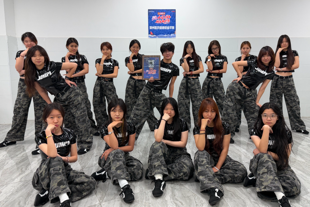 16人冠军.jpg